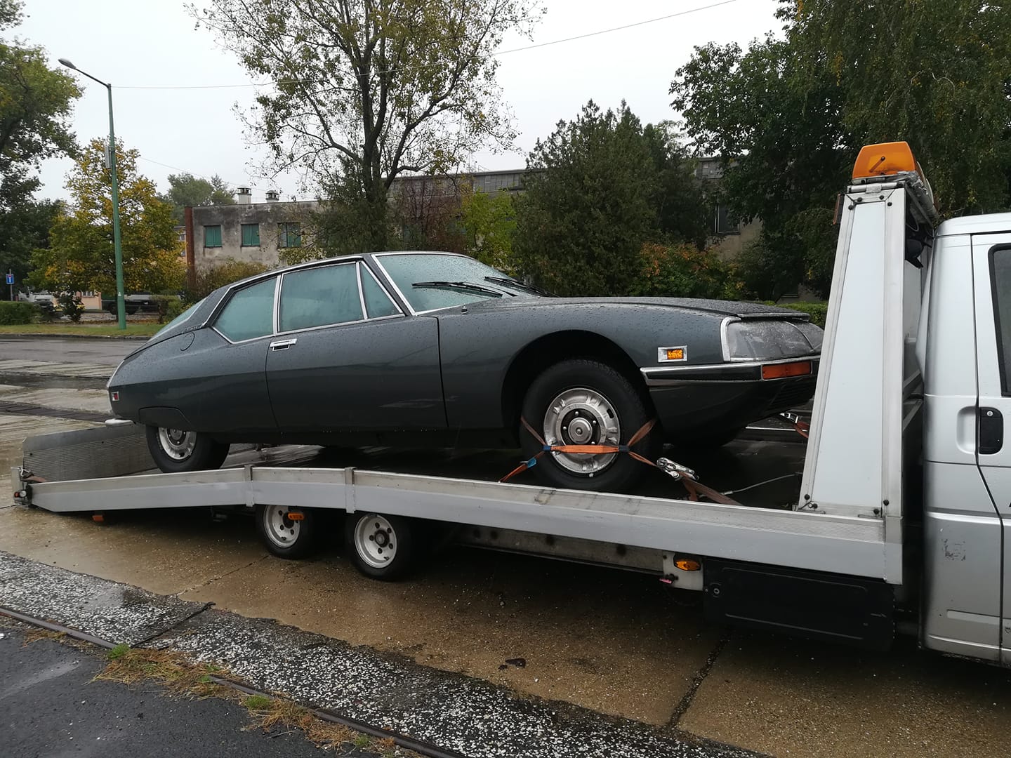 Szürke Citroën SM veterán sportkupé NSS platós autómentőn, vintage szállítás