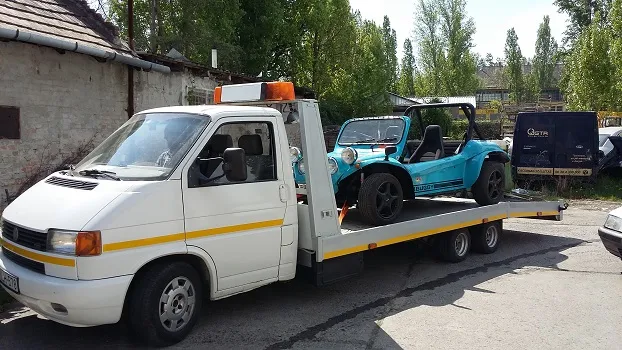Kék buggy különleges jármű felrakva az NSS platós autómentőre