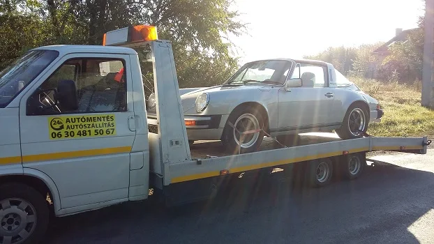 Porsche 911 sportautó biztonságos szállítása platós autómentőn